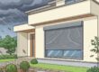 風や暴風雨の中、住宅の窓に後付けされたグレーの窓シャッター(雨戸)が防災のために機能している様子を描いたイラスト。